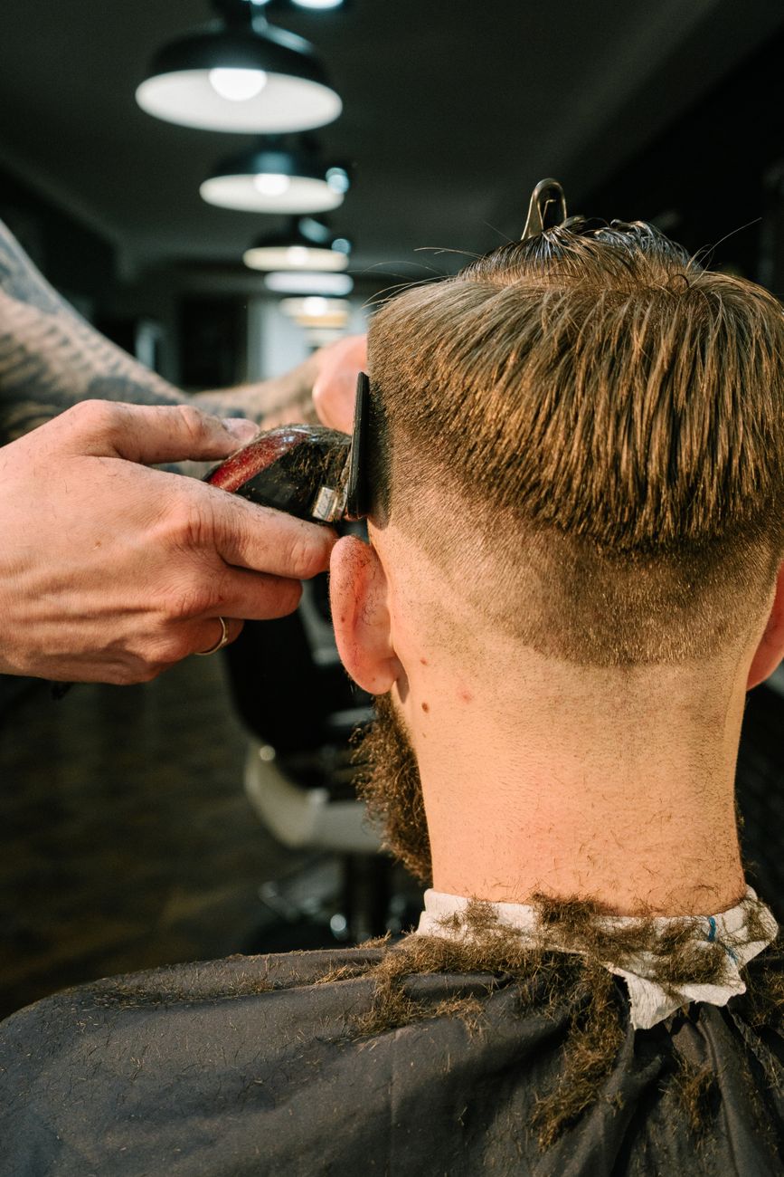 Barber oblikuje fade frizuru u Brivaro salonu